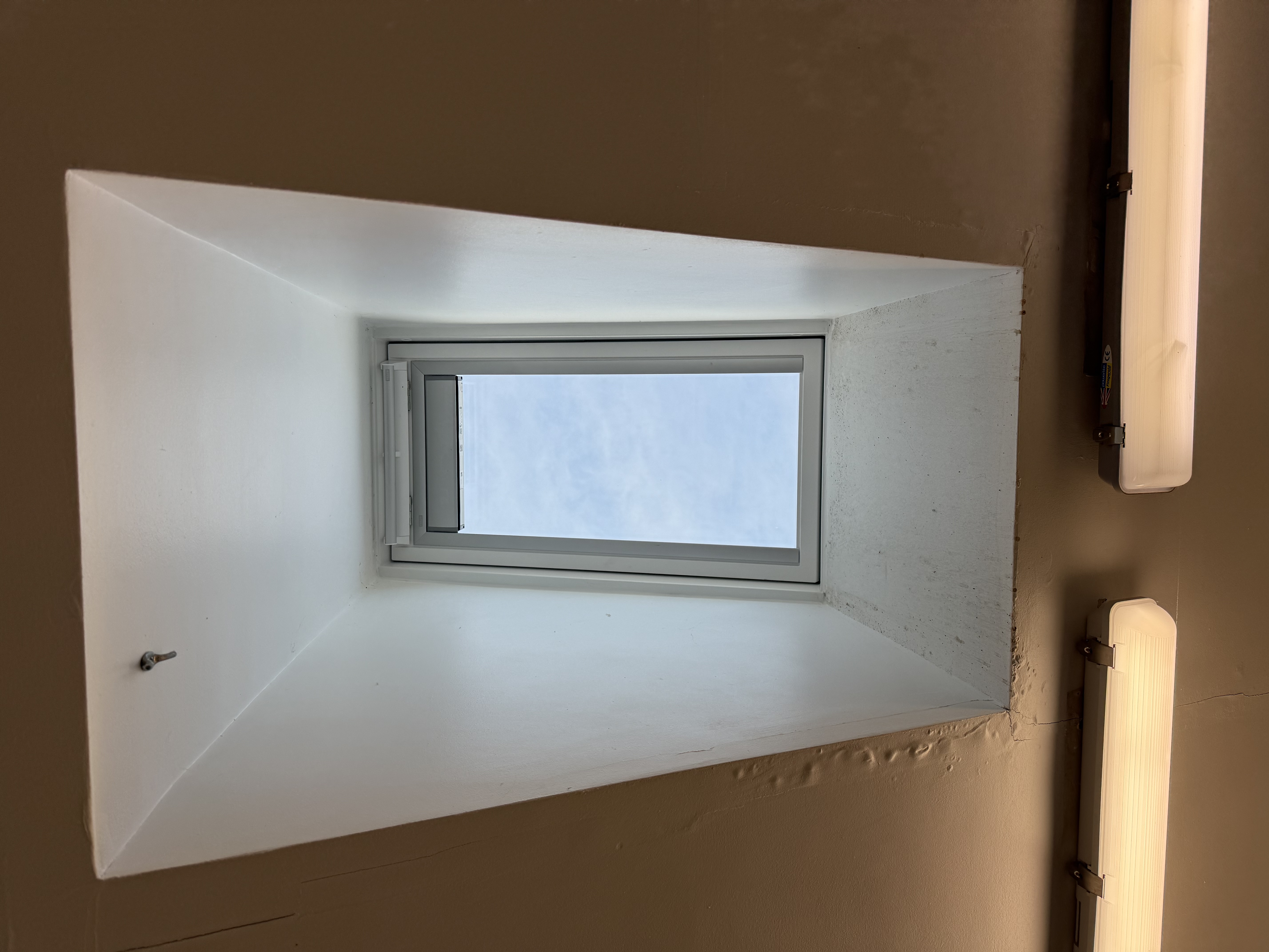Installation example of a VELUX glass replacement