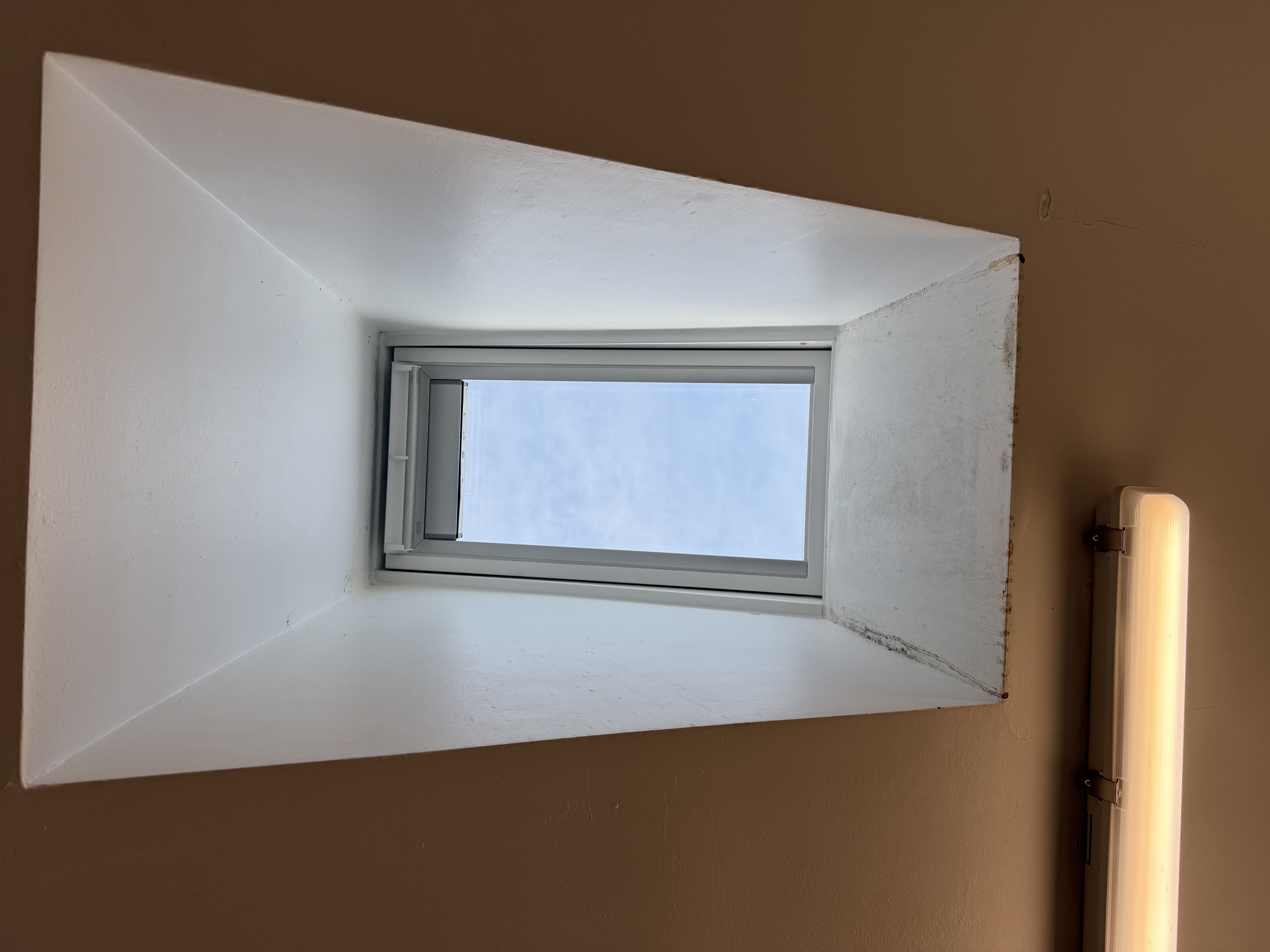 Installation example of a VELUX glass replacement