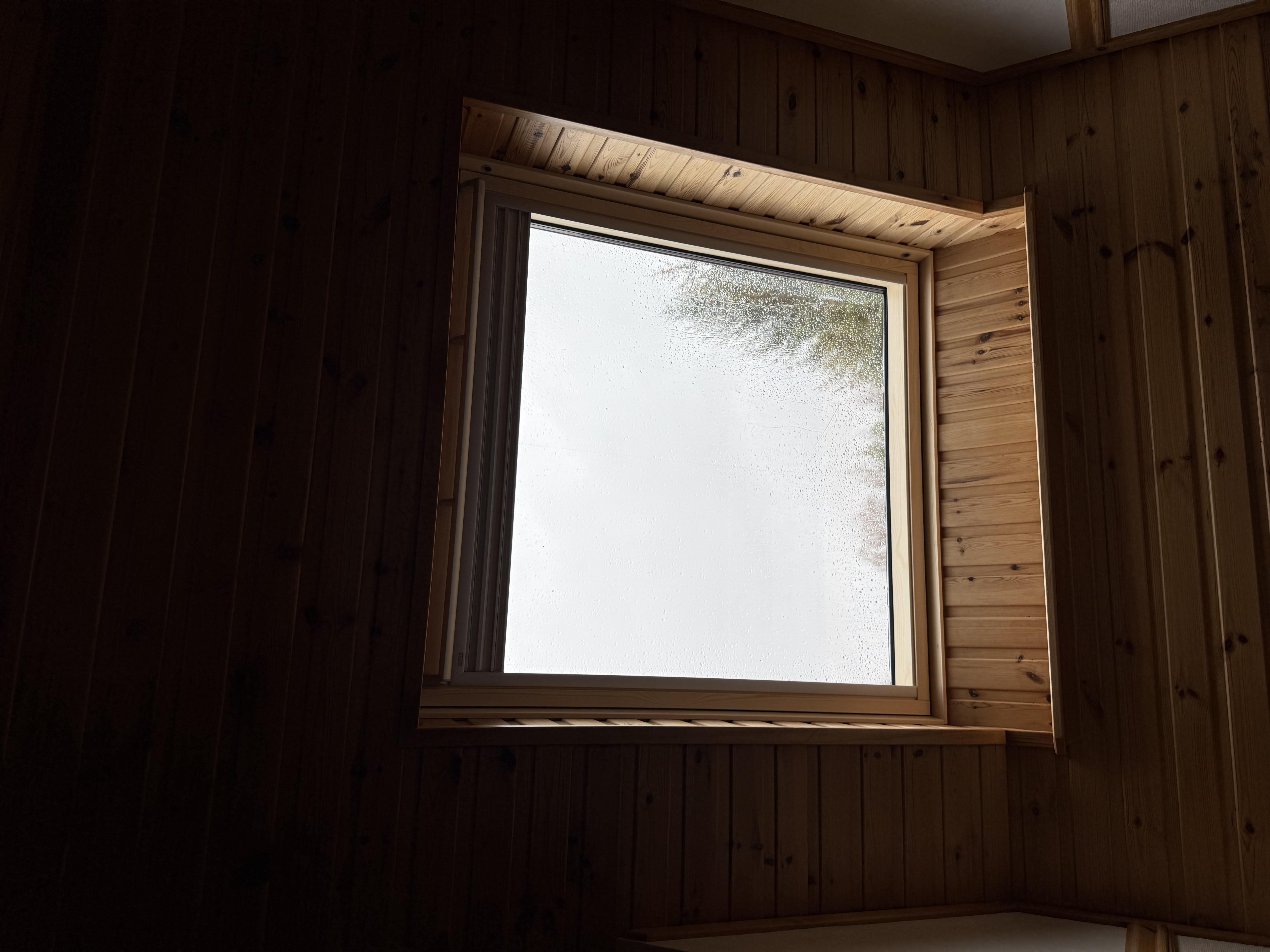 Installation example of a VELUX glass replacement