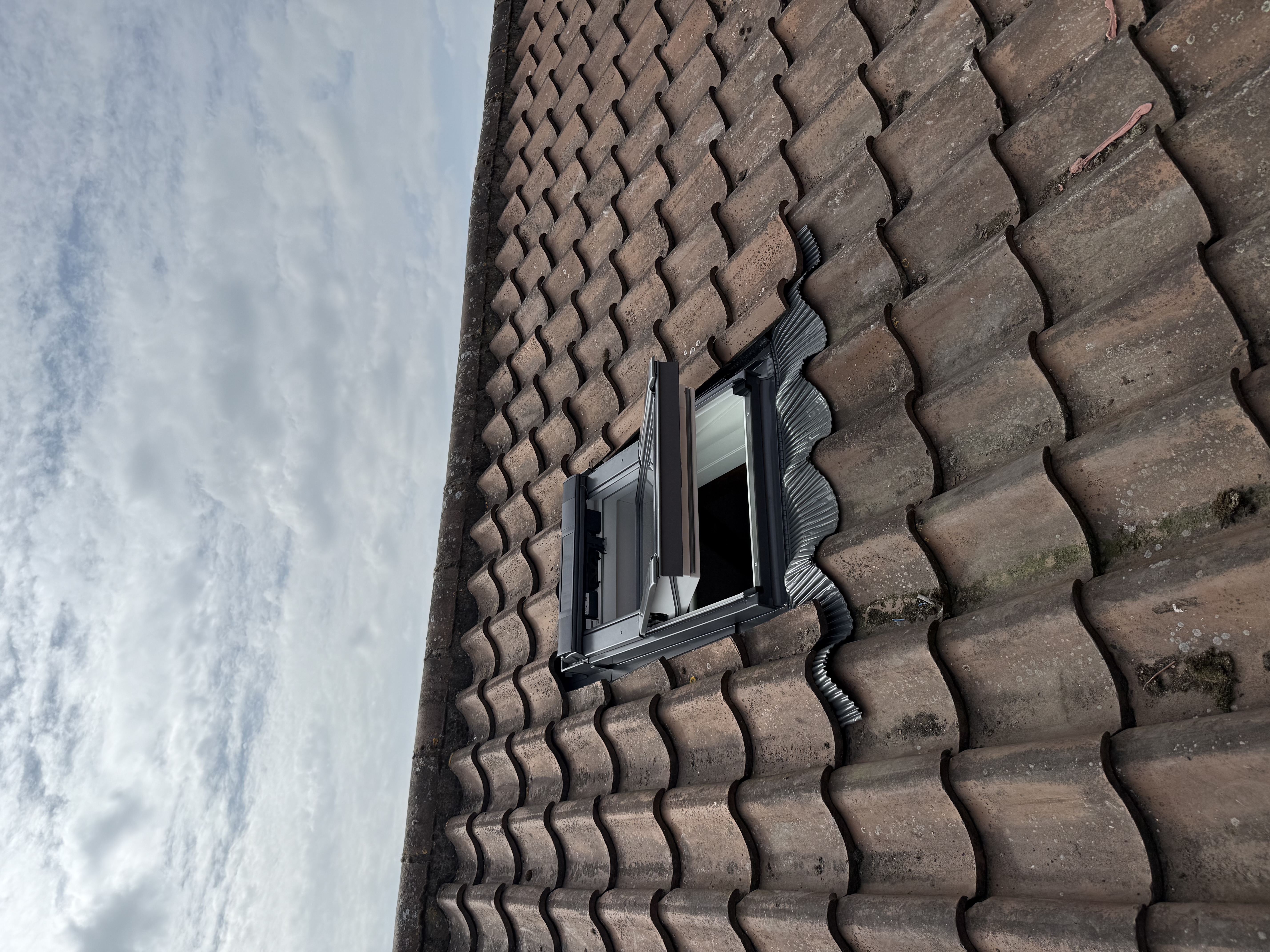 Installation example of a VELUX glass replacement