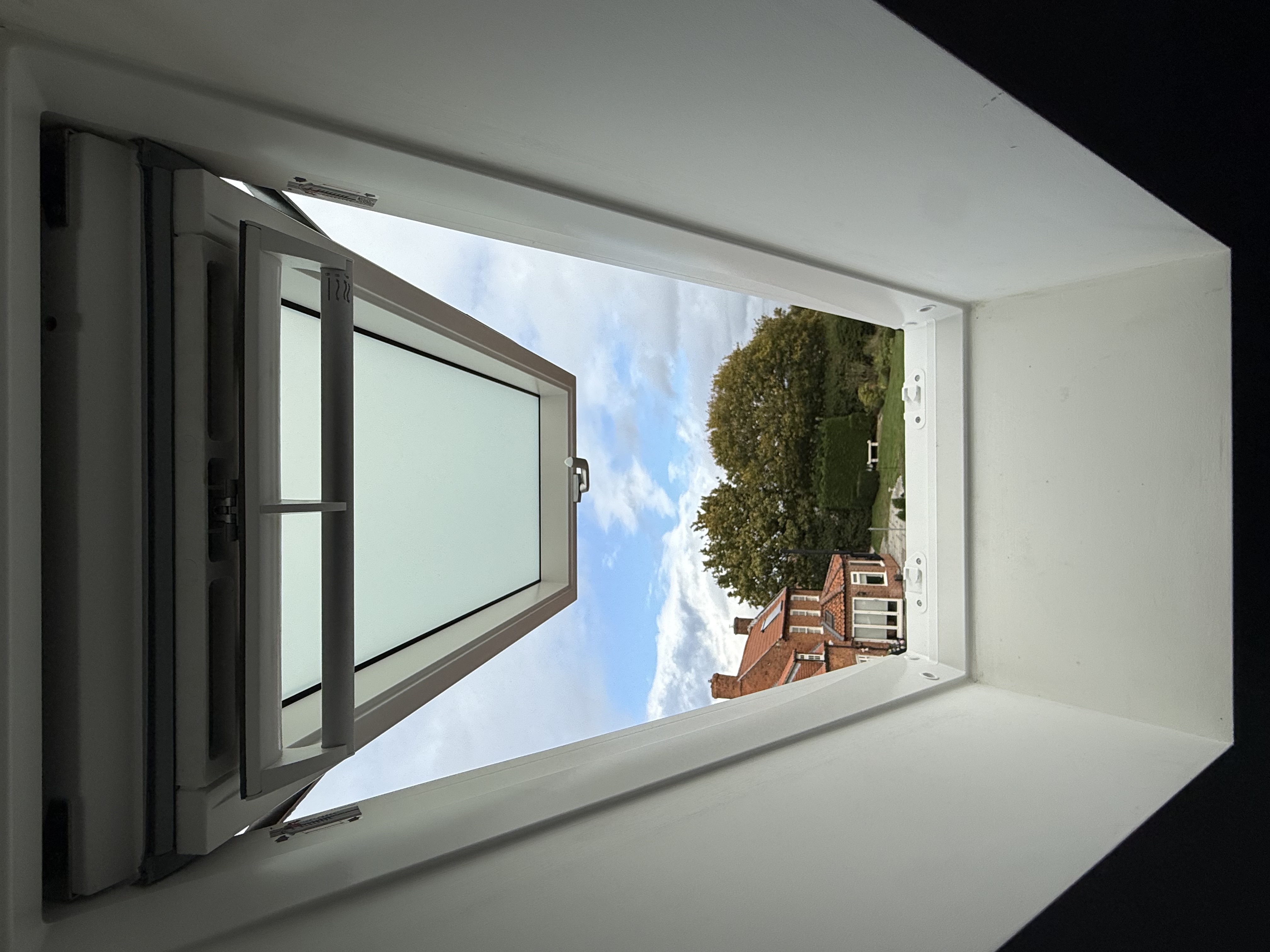 Installation example of a VELUX glass replacement