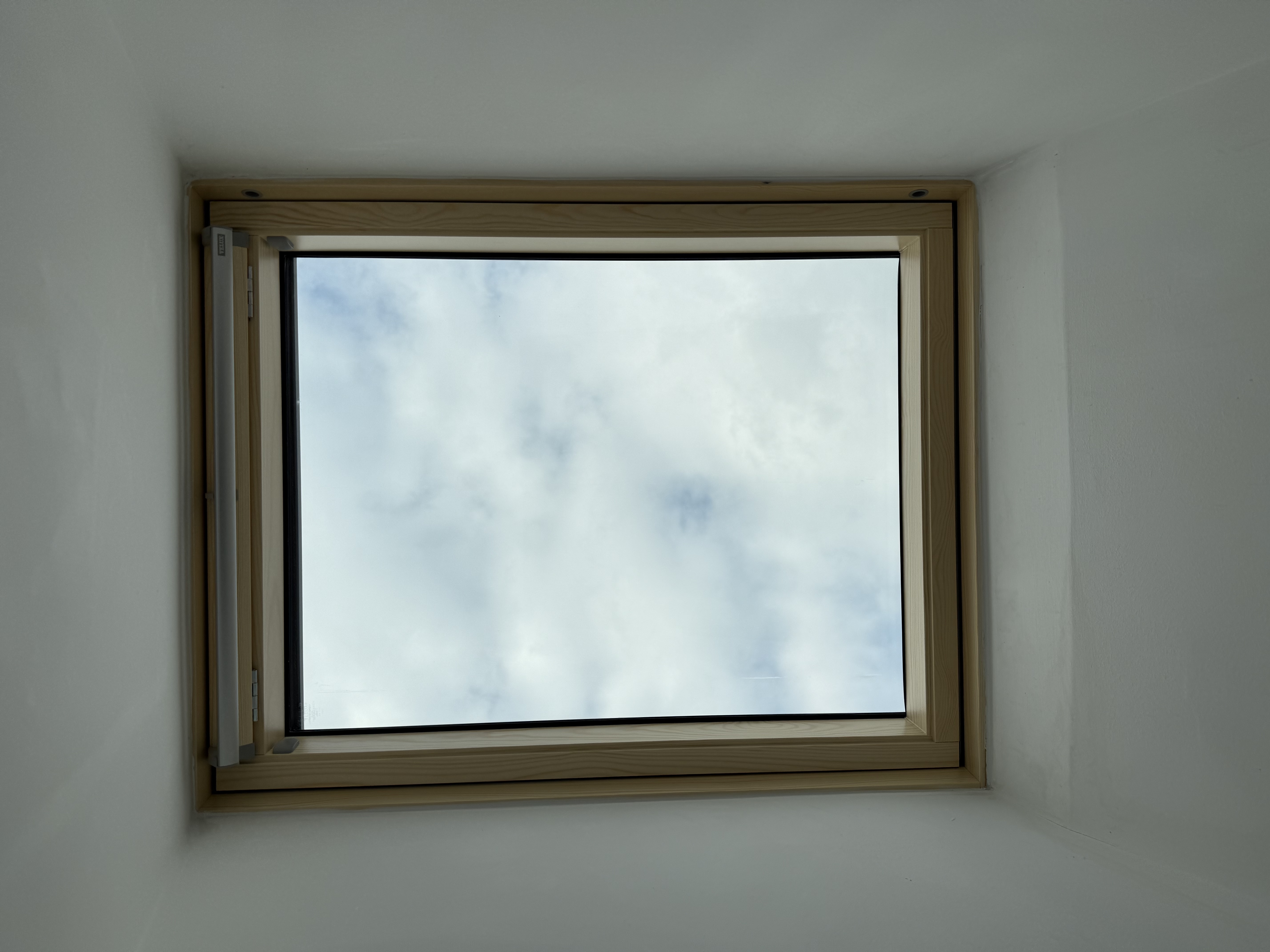 Installation example of a VELUX glass replacement